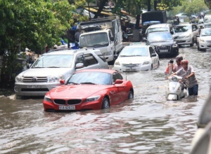Kinh nghiệm lái xe ô tô trong mùa mưa 