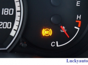 Đèn cảm biến báo mòn má phanh trên táp lô phát sáng báo hiệu điều gì?